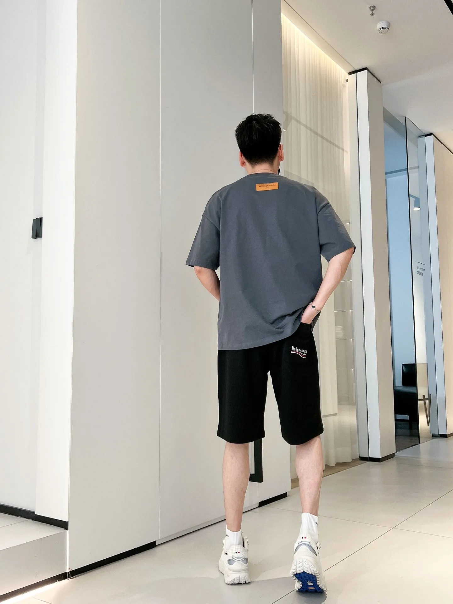 Balenciaga's three-standard complete 2026 summer New Arrival men's casual shorts, advanced custom-made Breathable fabric, Breathable fabric, extremely stretchy and comfortable, impeccable details, top-grade accessories, original logo design concept, delicate and soft feel! The upper body fit is awesome! Size: M-XXXL Please state your height and weight when ordering